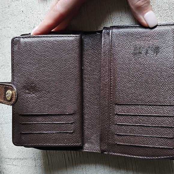 ✨️AUTHENTIC✨️ Louis Vuitton Ebene Damier Kiss Wallet - Picture 16 of 16